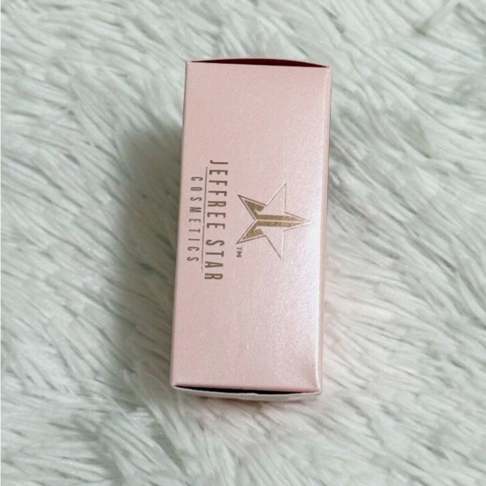 Jeffree Star sitting powder